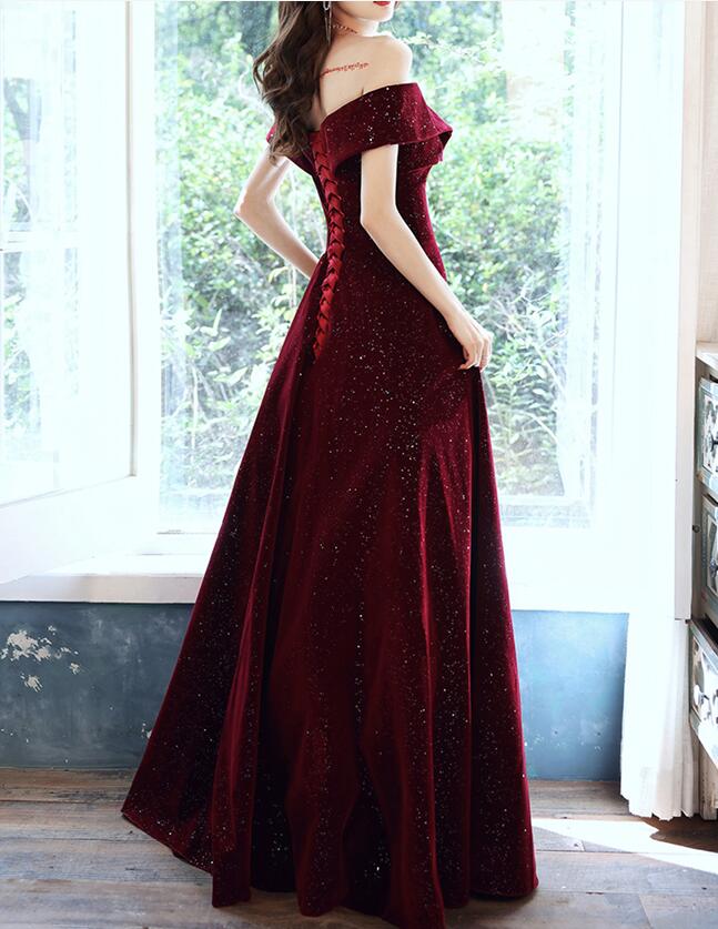 Vestido de fiesta rojo vino con hombros descubiertos 