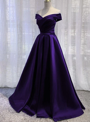 Vestido de fiesta largo con hombros descubiertos y satén morado 