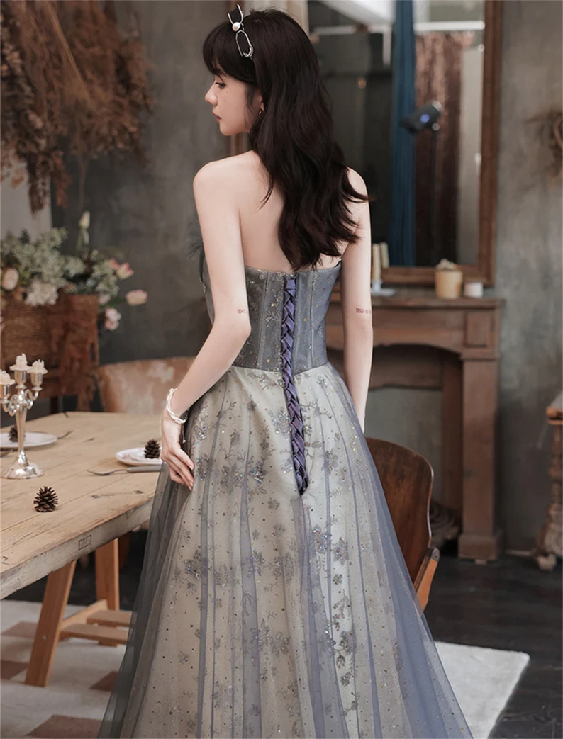 Vestido de fiesta gris de tul con escote en forma de A y apliques de encaje 