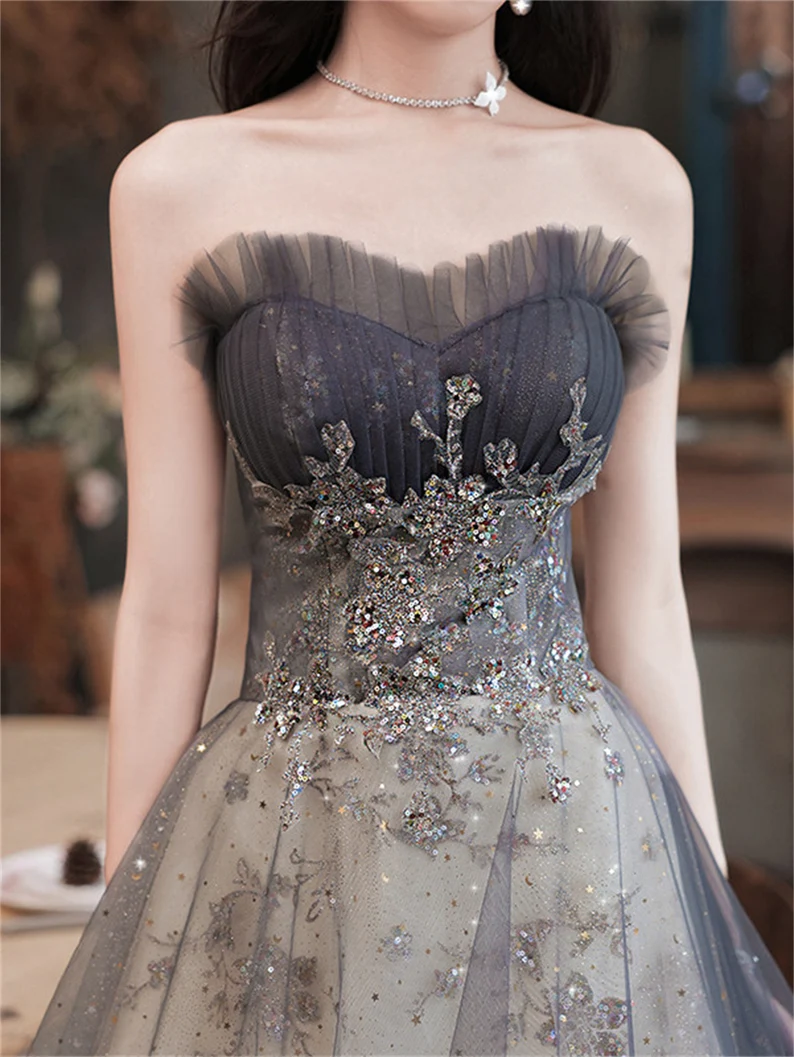 Vestido de fiesta gris de tul con escote en forma de A y apliques de encaje 