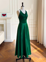 Vestido de noche verde de satén suave con espalda cruzada y corte en A 