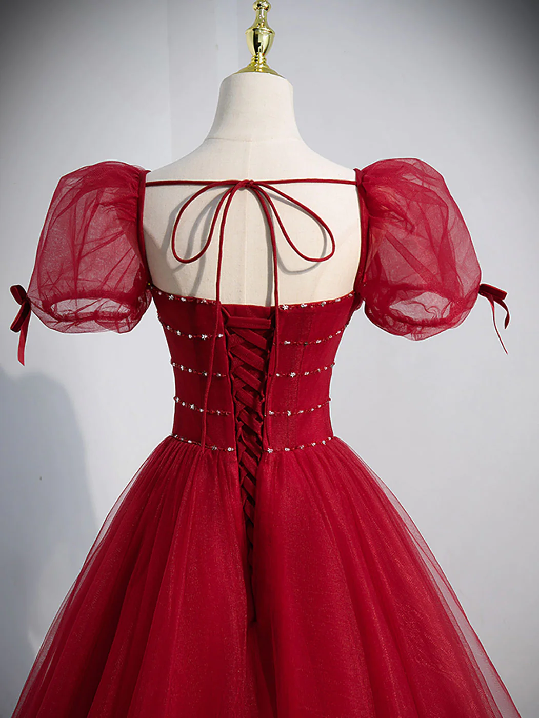 Vestido de fiesta largo de tul rojo vino con cuentas y corte en A 