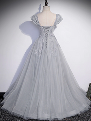 Vestido formal largo de tul gris con mangas cortas y corte en A 