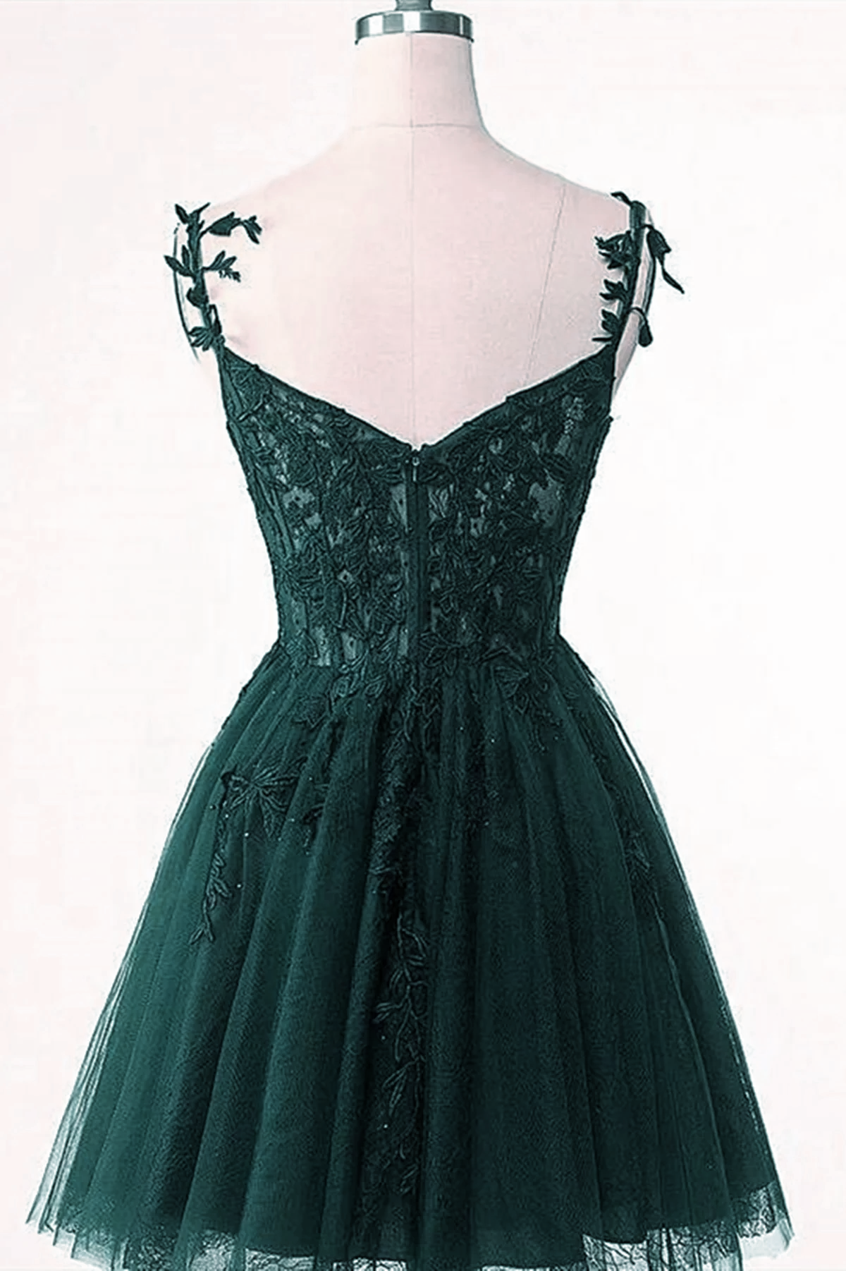 Lindo vestido de fiesta de tul verde con tirantes cortos y escote corazón