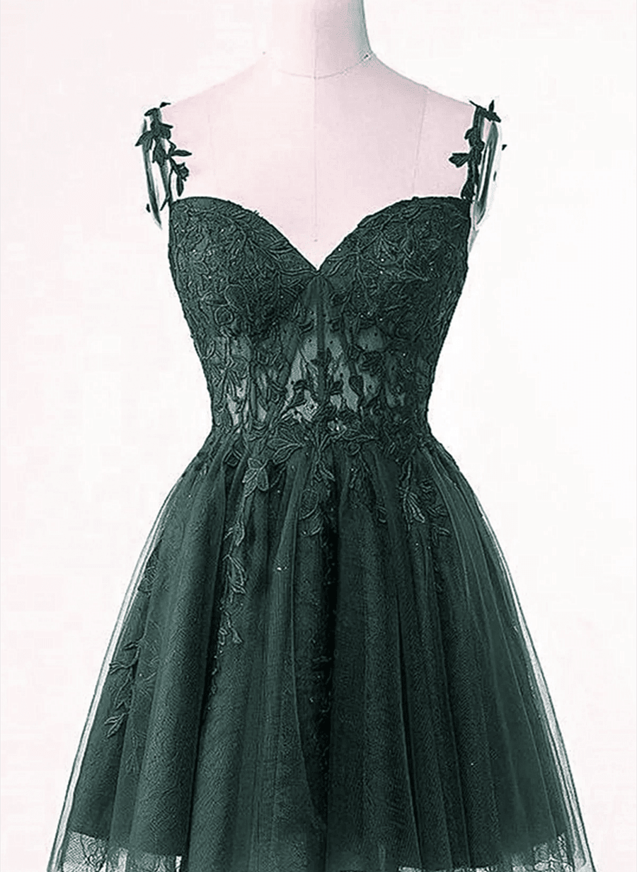 Lindo vestido de fiesta de tul verde con tirantes cortos y escote corazón