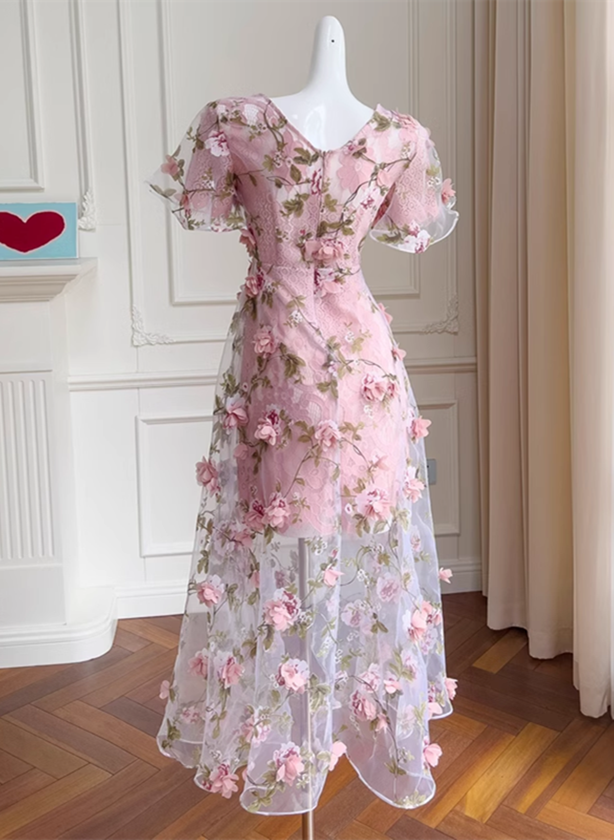 Vestido de fiesta de manga corta con encaje y flores rosas 