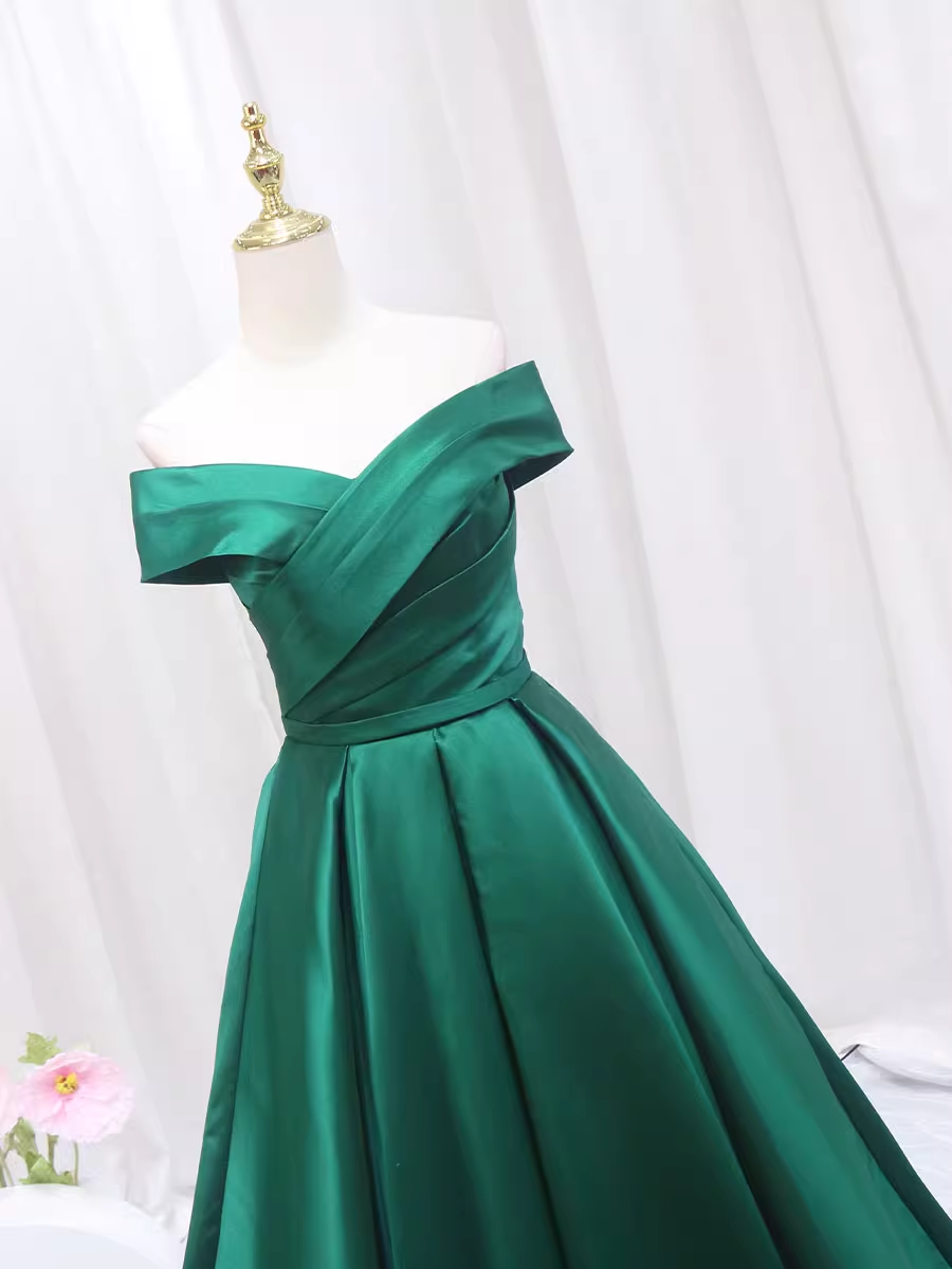 Vestido formal de satén verde con escote en forma de corazón y corte en A 