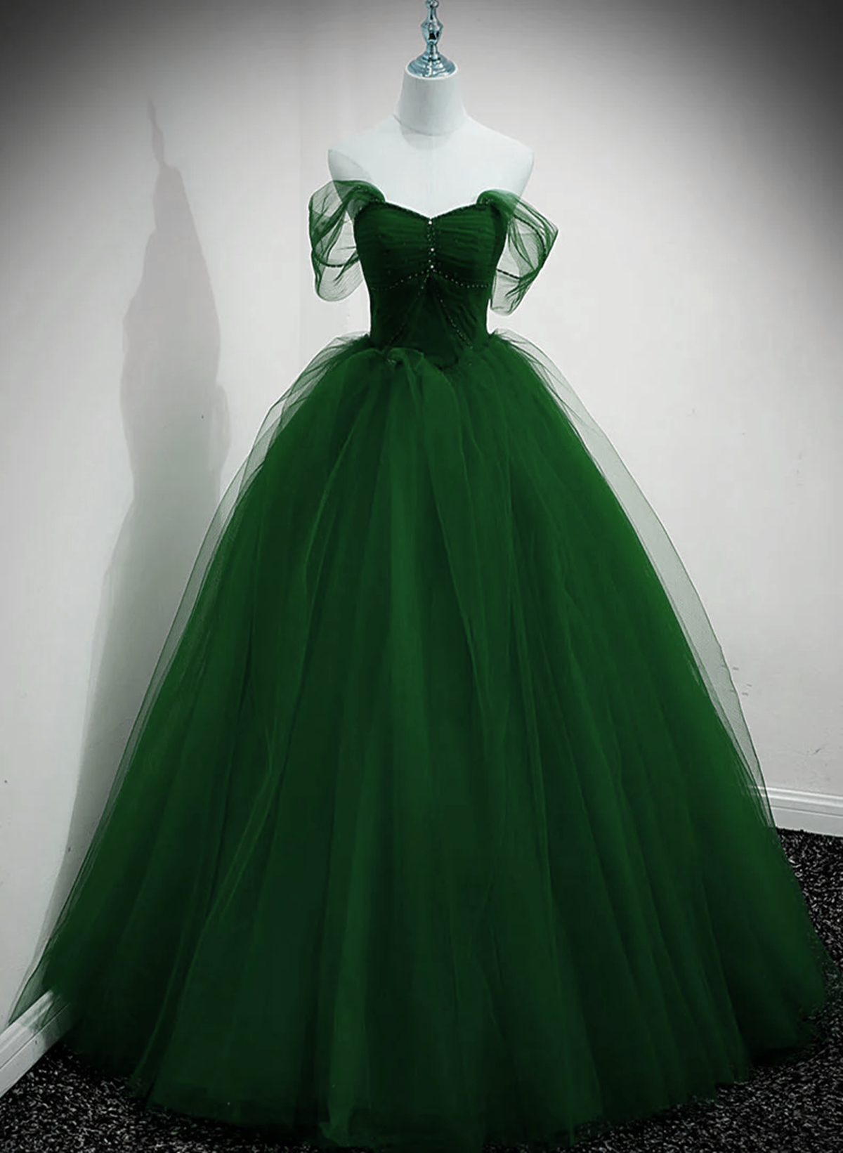 Vestido de fiesta largo con hombros descubiertos de tul verde con cuentas 