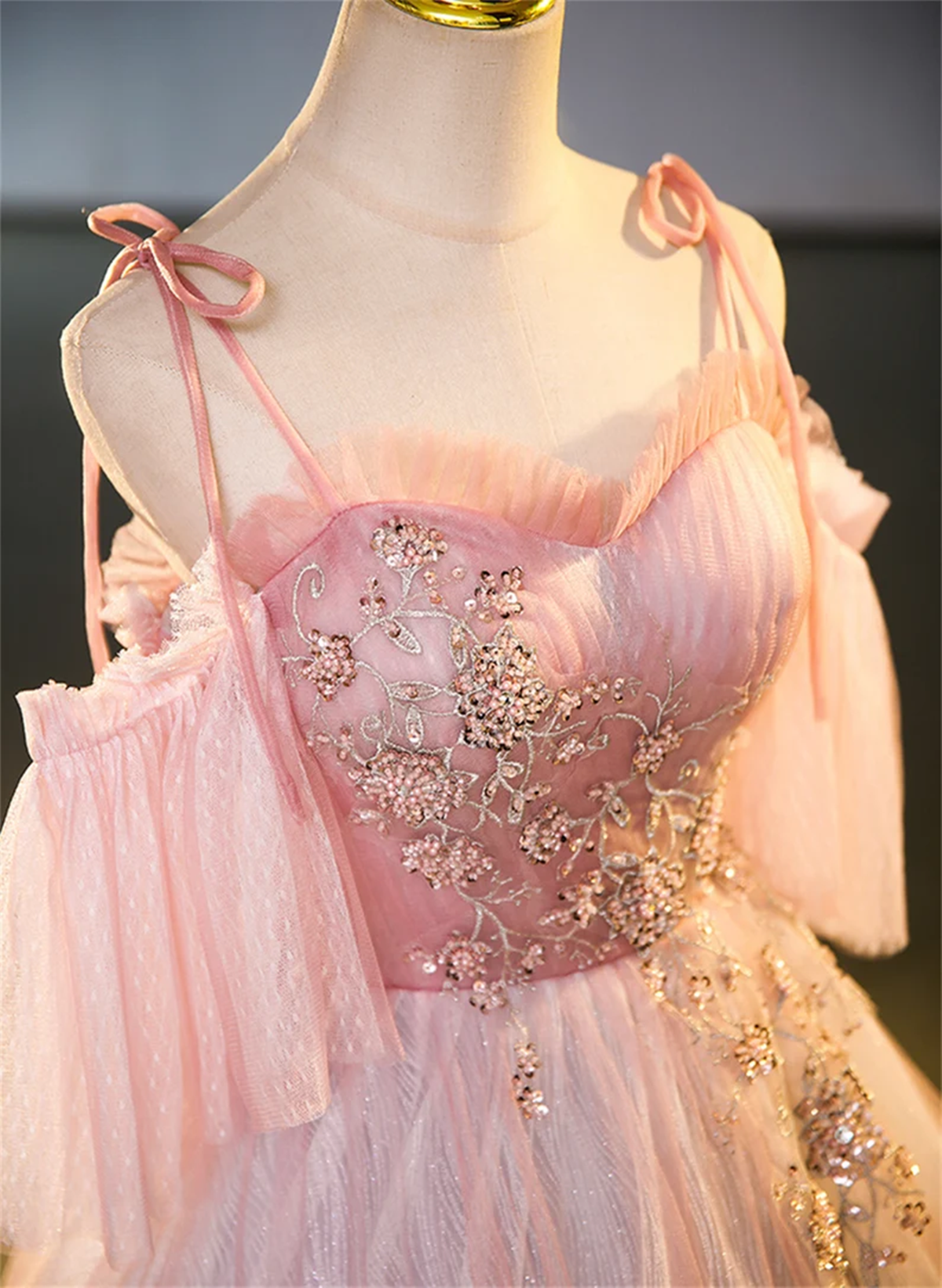 Vestido de fiesta largo de tul con cuentas y hombros descubiertos en color rosa 