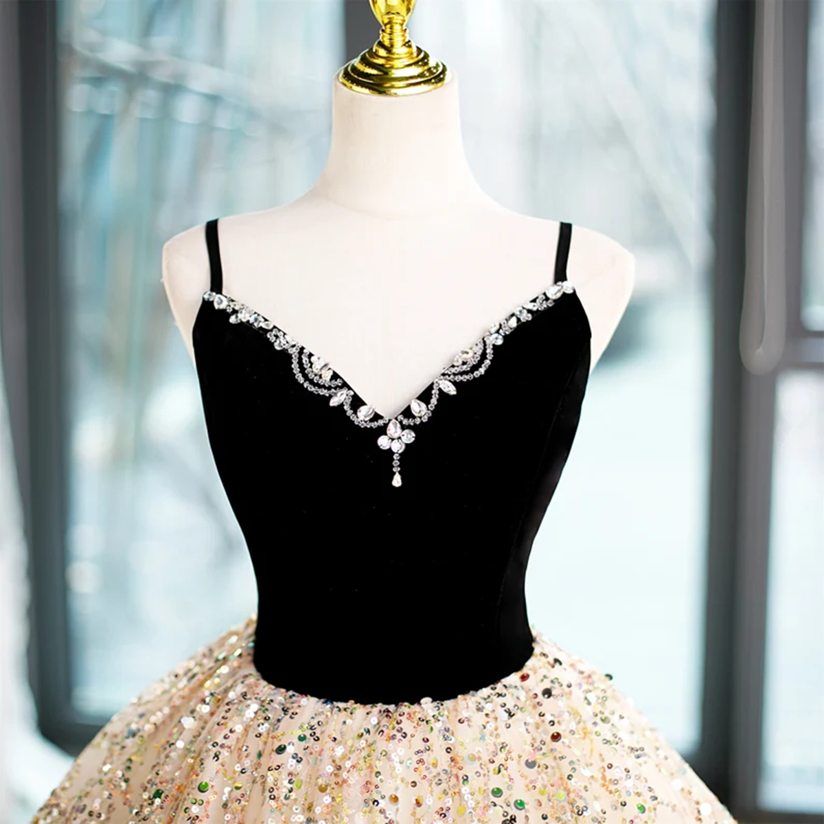 Vestido de fiesta con escote en V y cuentas color champán claro 