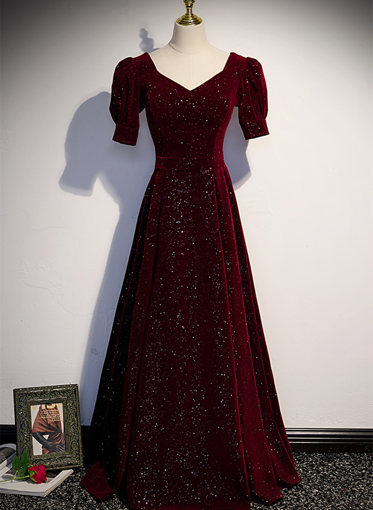 Vestido formal largo de terciopelo rojo vino con mangas cortas 