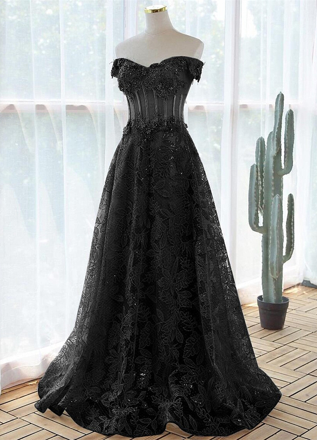 Vestido de fiesta negro de tul con hombros descubiertos y encaje en forma de A 