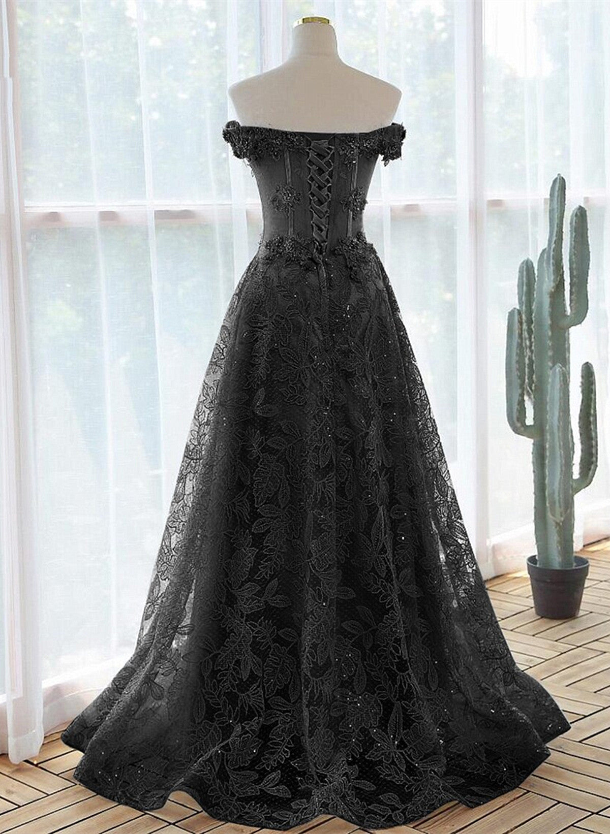 Vestido de fiesta negro de tul con hombros descubiertos y encaje en forma de A 
