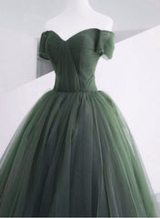 Vestido de fiesta largo de tul con escote en forma de corazón y hombros descubiertos en color verde 
