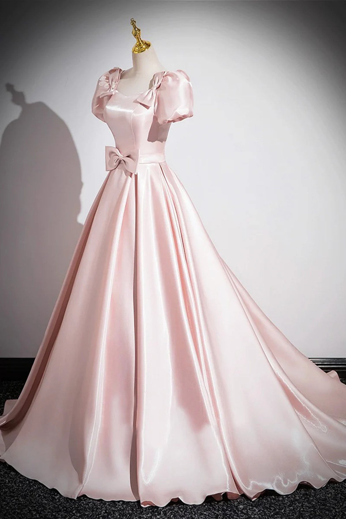 Vestido de fiesta rosa de satén largo con mangas cortas 