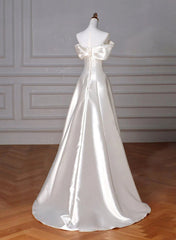 Vestido de fiesta largo de satén blanco con hombros descubiertos y corte A 