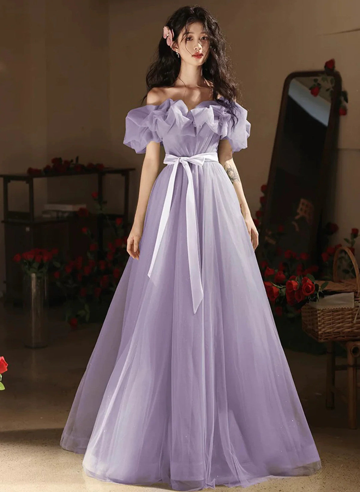 Vestido de fiesta de tul con hombros descubiertos en morado claro 