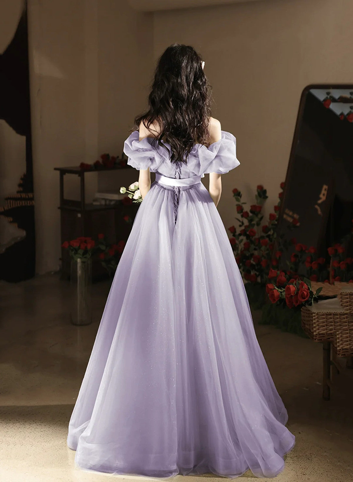 Vestido de fiesta de tul con hombros descubiertos en morado claro 