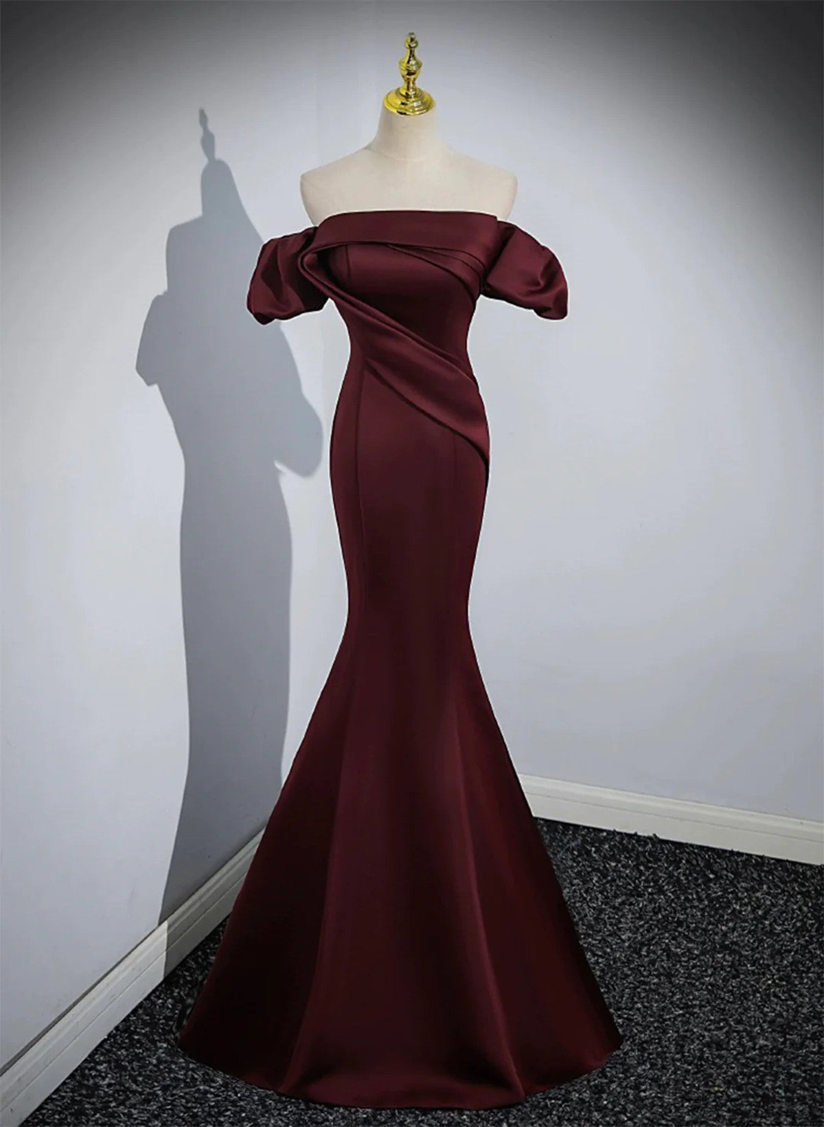 Vestido de fiesta de satén color granate con hombros descubiertos y corte sirena 