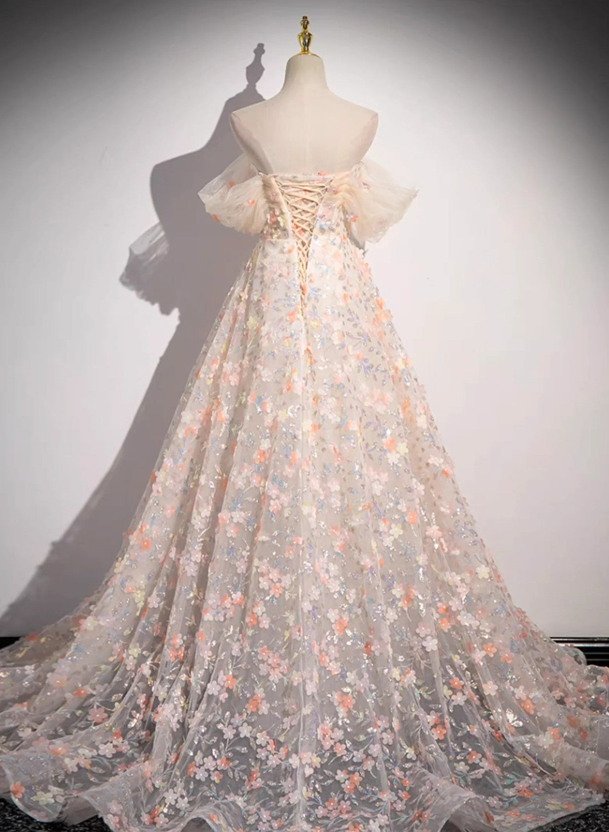 Vestido formal de encaje con flores y hombros descubiertos en forma de A 