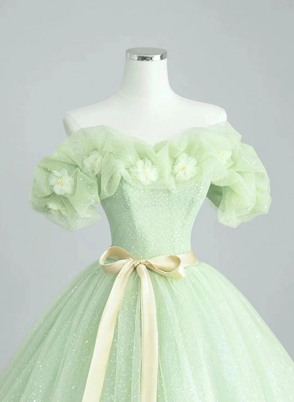 Lindo vestido de fiesta de tul verde con escote en forma de corazón 
