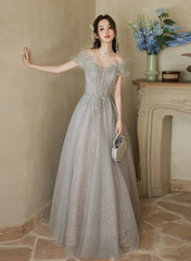 Vestido de fiesta de tul gris brillante con hombros descubiertos y corte en A 