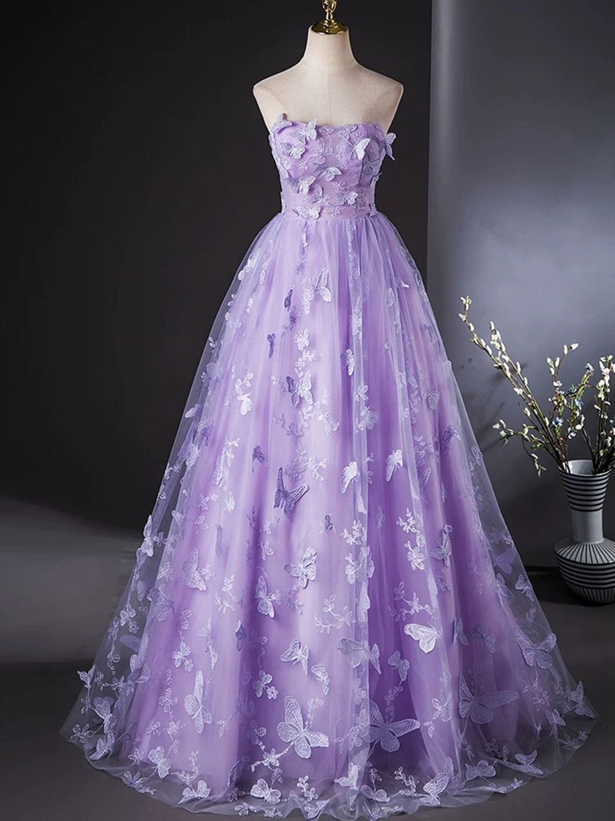 Precioso vestido largo de encaje morado para dulces 16 
