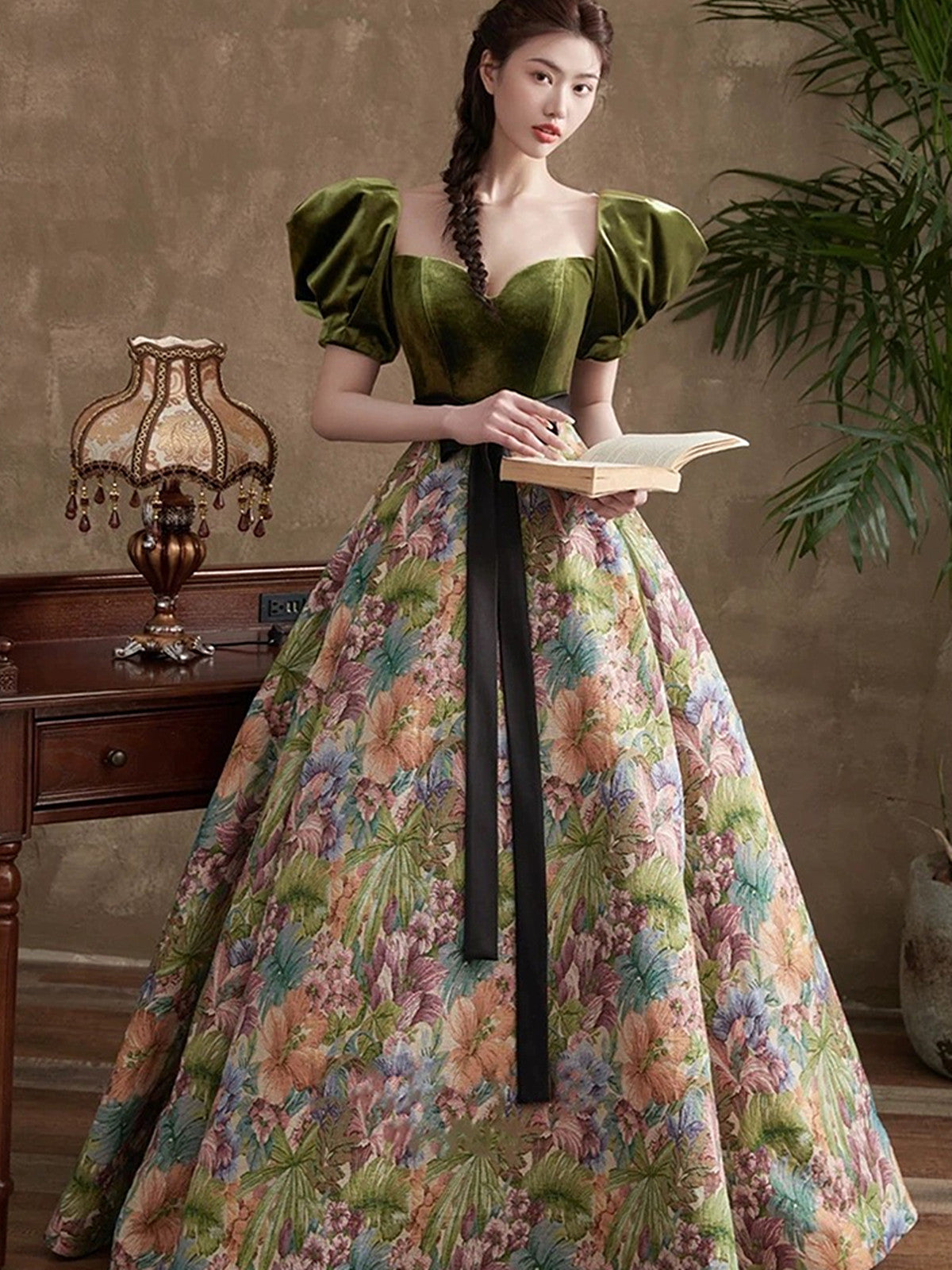 Vestido de noche largo con escote en forma de A y corte en A de color verde 