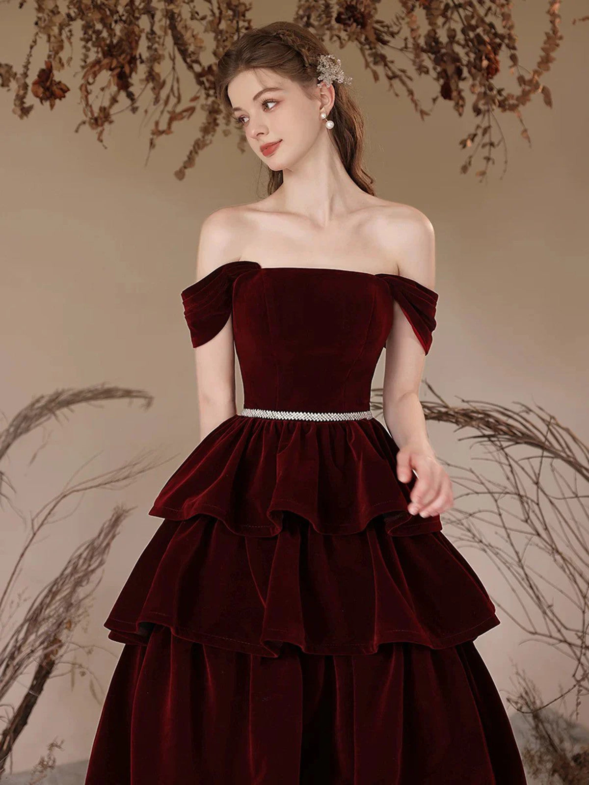Precioso vestido de fiesta de terciopelo rojo vino con hombros descubiertos 