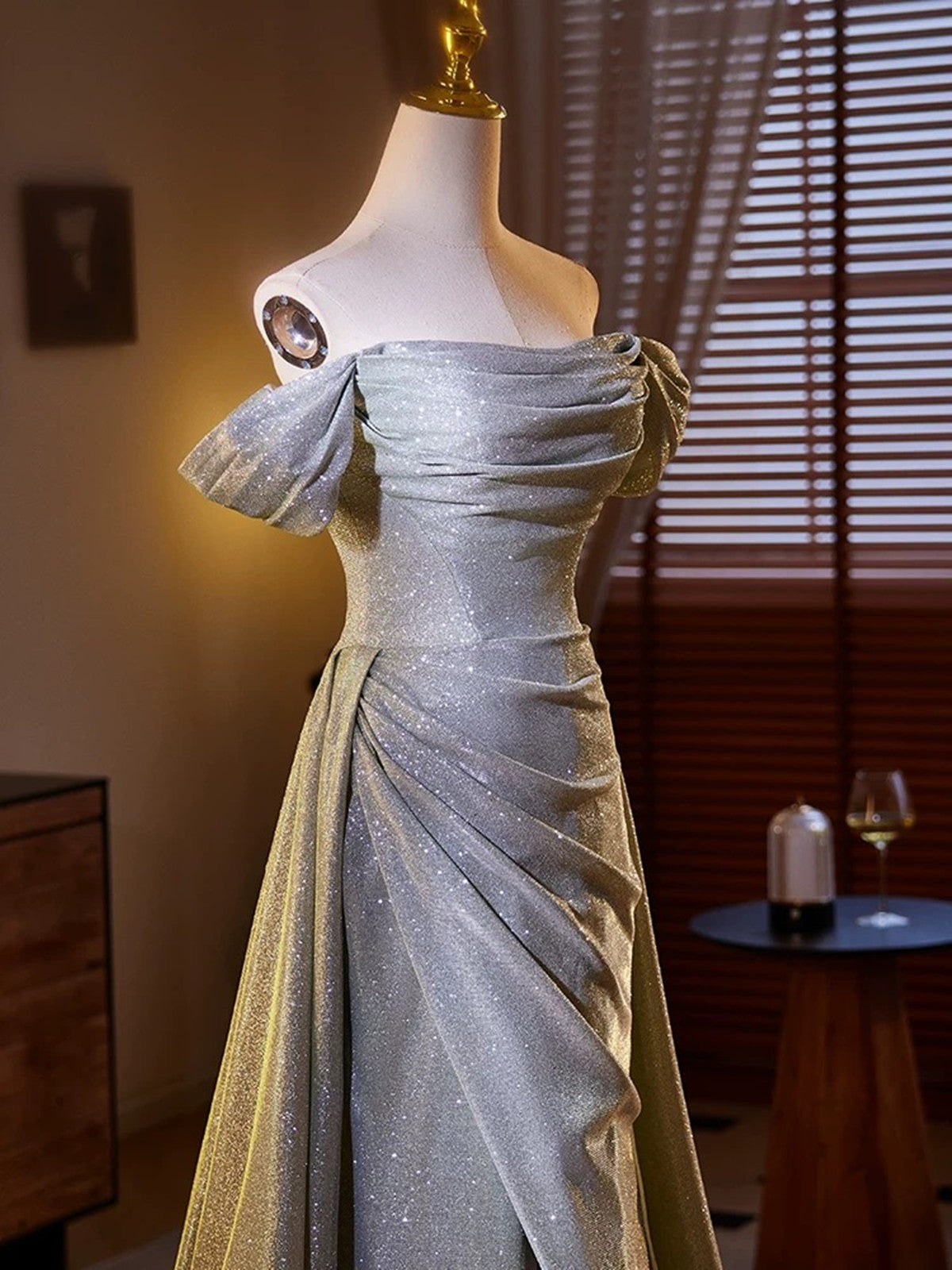 Vestido de fiesta largo con hombros descubiertos, corte A, color gris plateado 