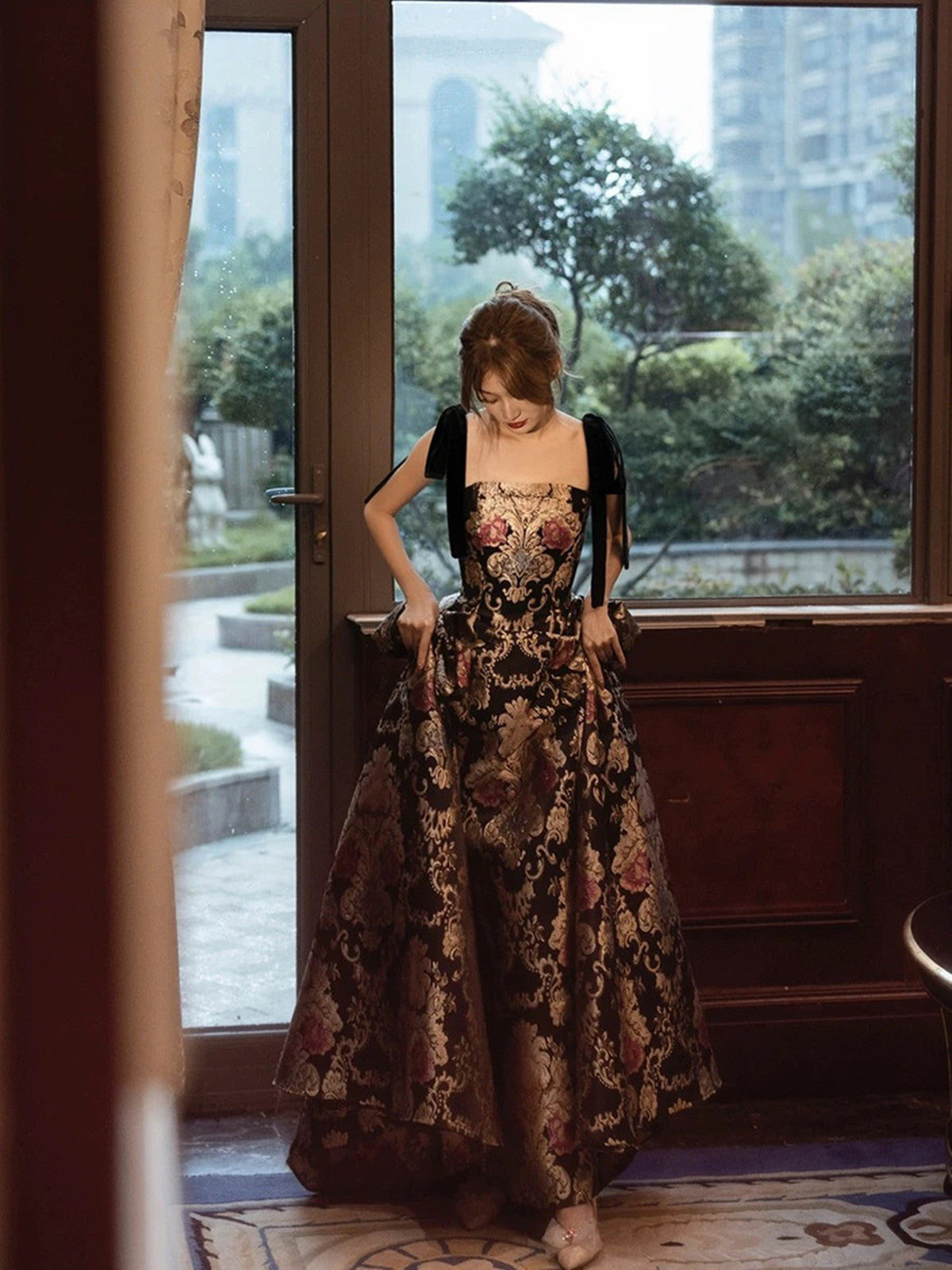 Vestido de fiesta elegante de satén floral con tirantes negros y corte en A 