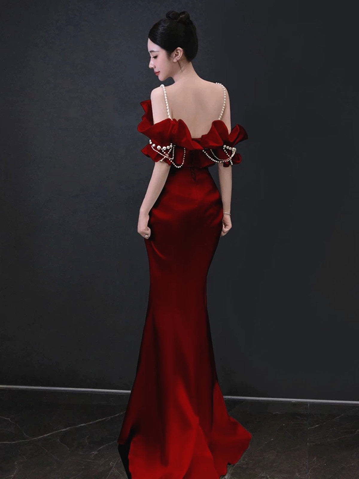 Vestido de fiesta de sirena de satén rojo vino con perlas y hombros descubiertos 