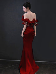 Vestido de fiesta de sirena de satén rojo vino con perlas y hombros descubiertos 
