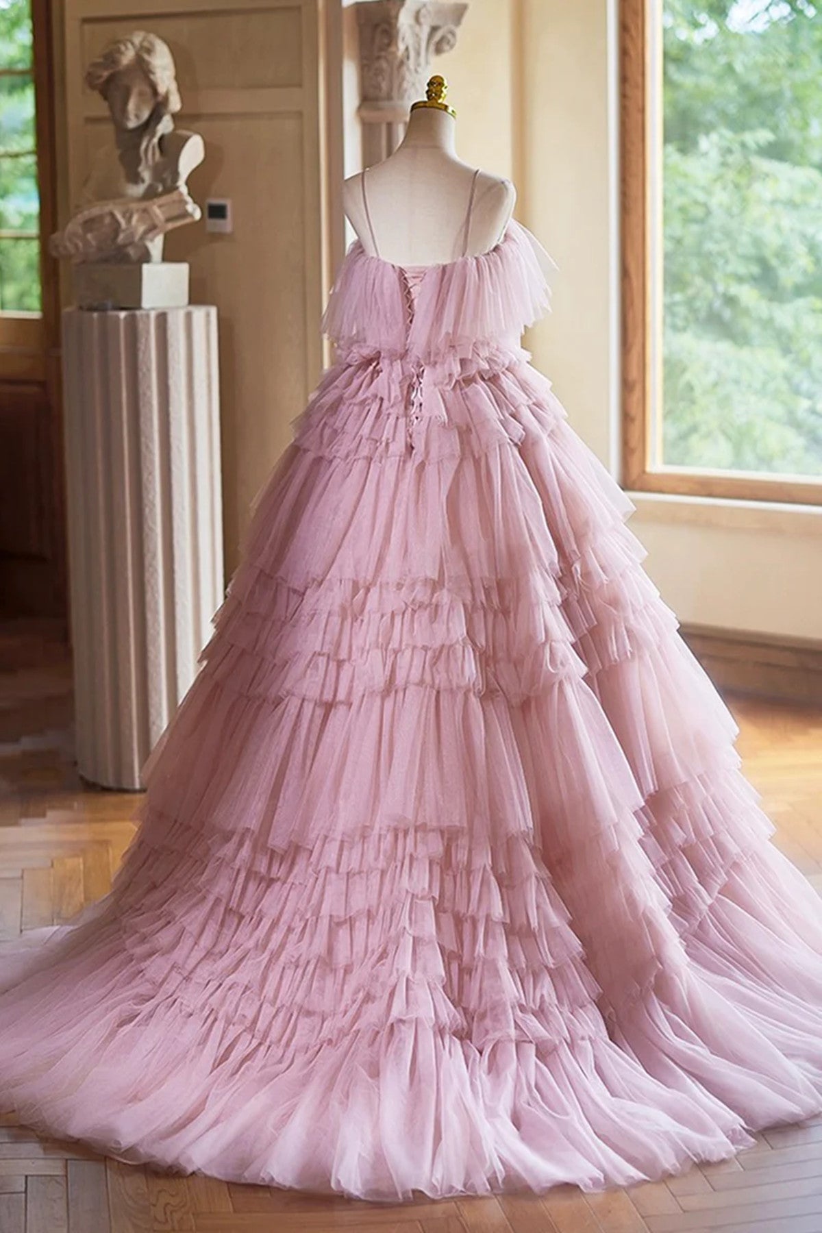 Vestido de fiesta de tul rosa con tirantes y capas 