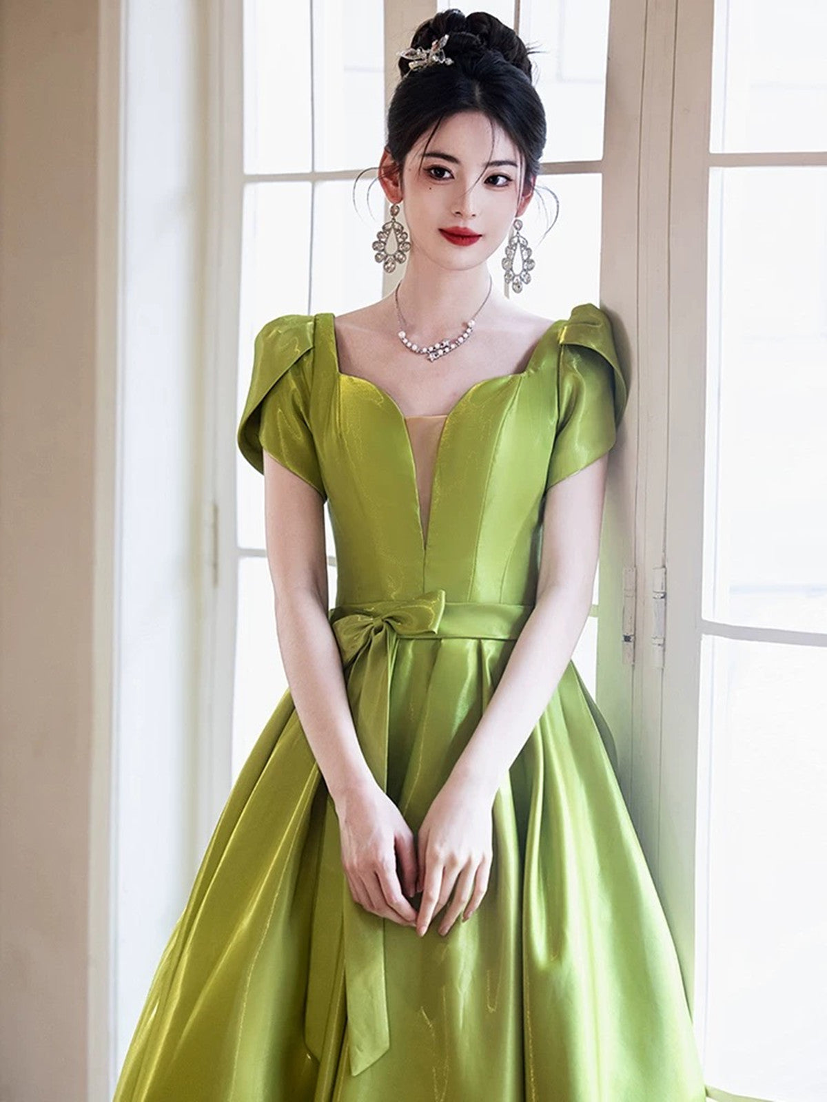Vestido de fiesta sencillo de satén verde con mangas cortas y corte en A 