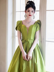 Vestido de fiesta sencillo de satén verde con mangas cortas y corte en A 