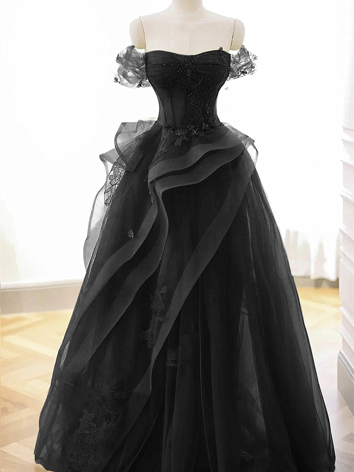 Vestido de fiesta negro de tul con apliques de encaje y hombros descubiertos en forma de A 