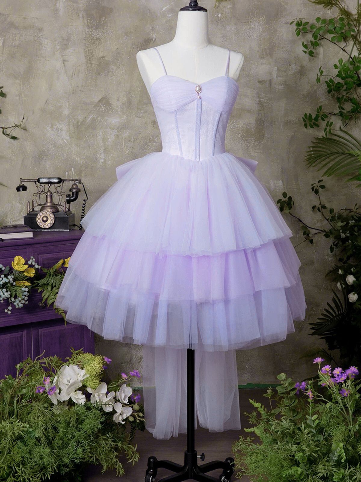 Vestido de fiesta de tul con cuentas y escote en forma de corazón en color morado claro 