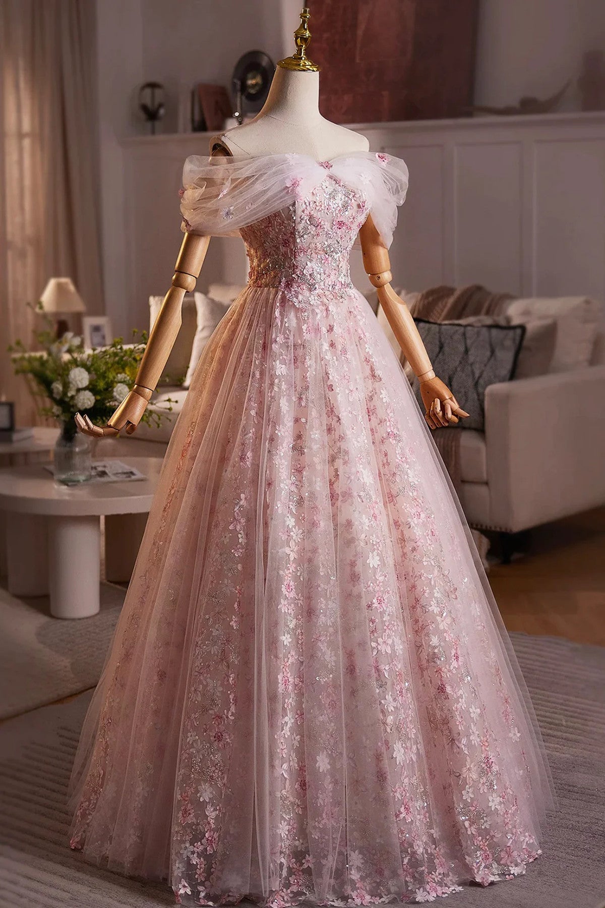 Vestido de fiesta rosa claro con corte en A de tul y encaje y hombros descubiertos 