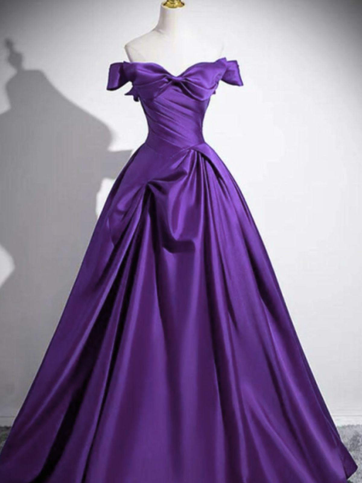 Vestido de fiesta morado de satén con hombros descubiertos y escote corazón hasta el suelo 