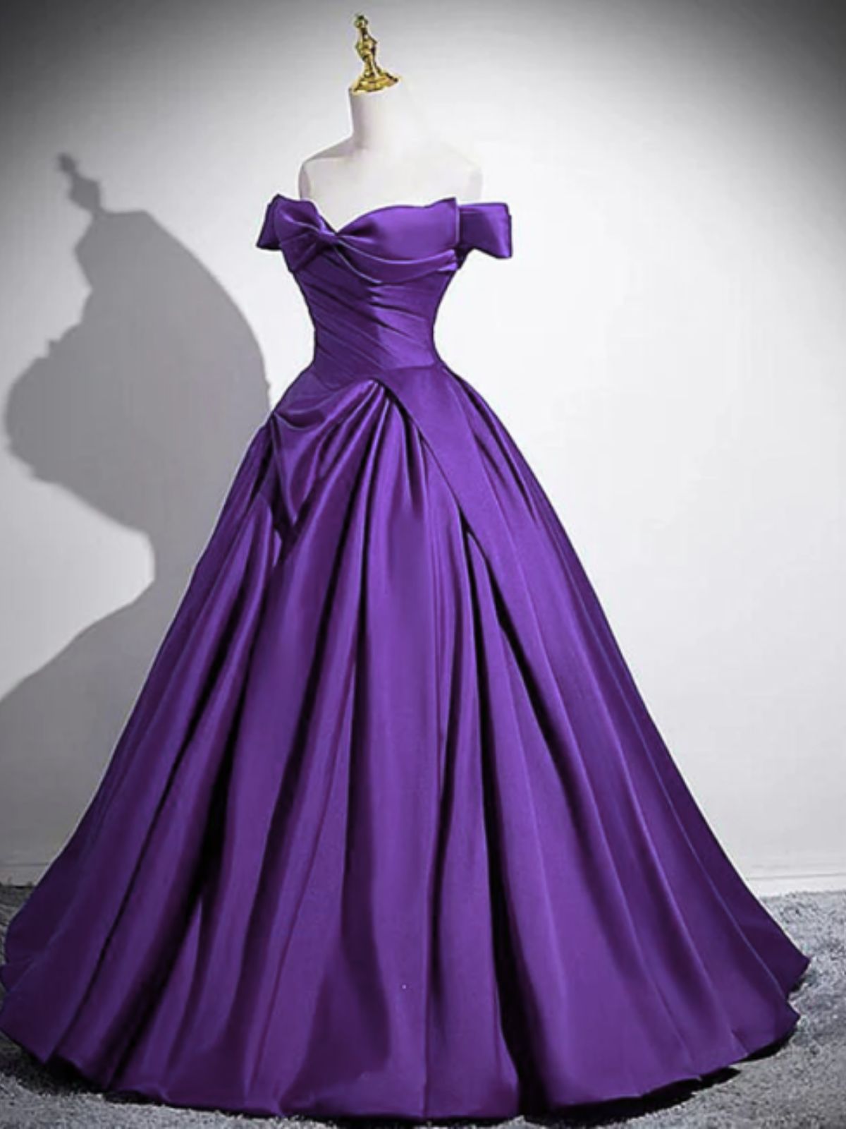 Vestido de fiesta morado de satén con hombros descubiertos y escote corazón hasta el suelo 