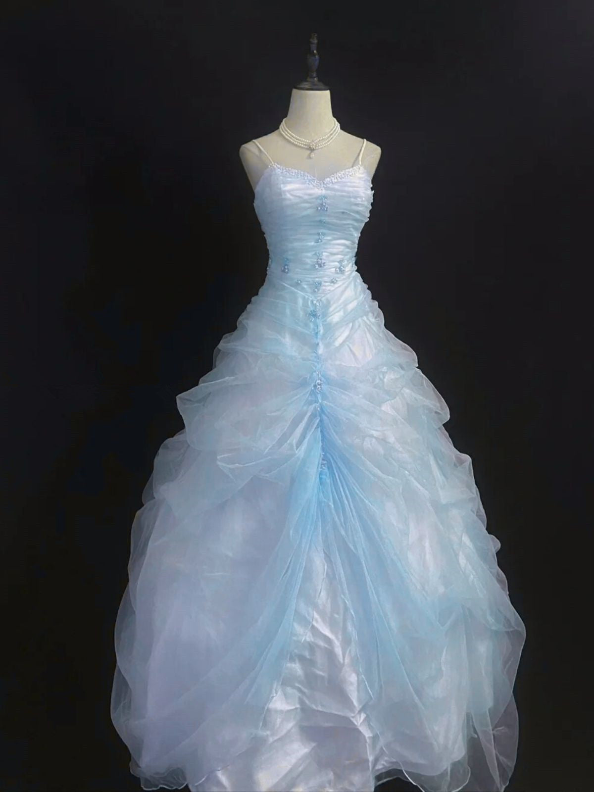 Vestido de fiesta largo azul claro con tirantes de corazón y cuentas 