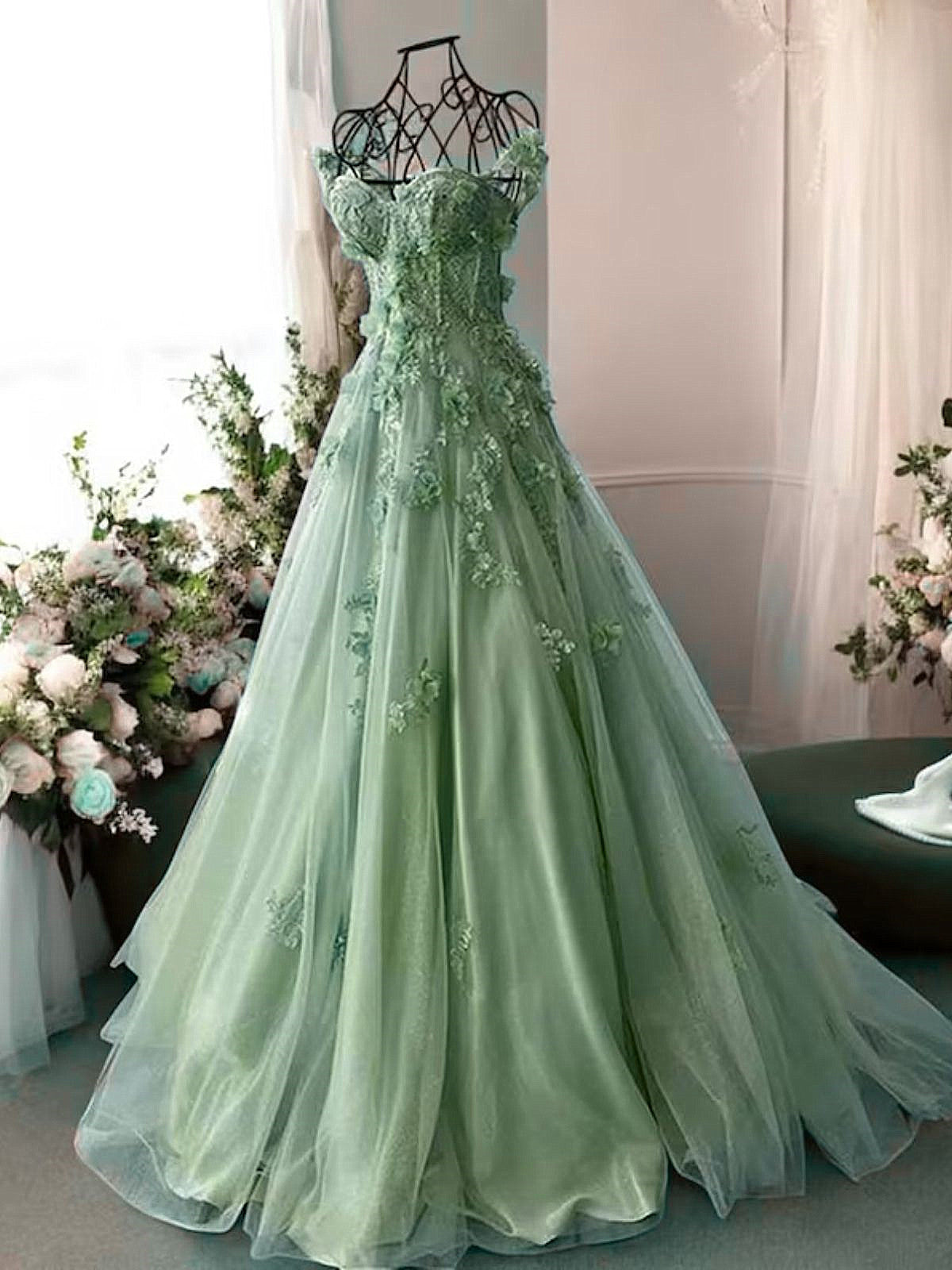 Vestido de fiesta de tul verde claro con hombros descubiertos y largo hasta el suelo 