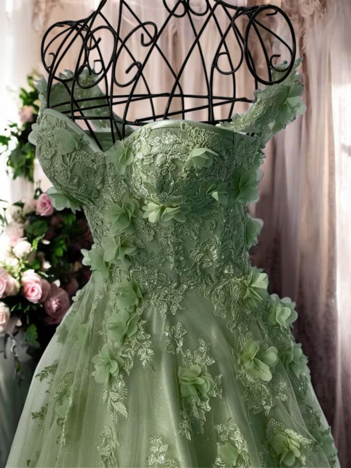 Vestido de fiesta de tul verde claro con hombros descubiertos y largo hasta el suelo 
