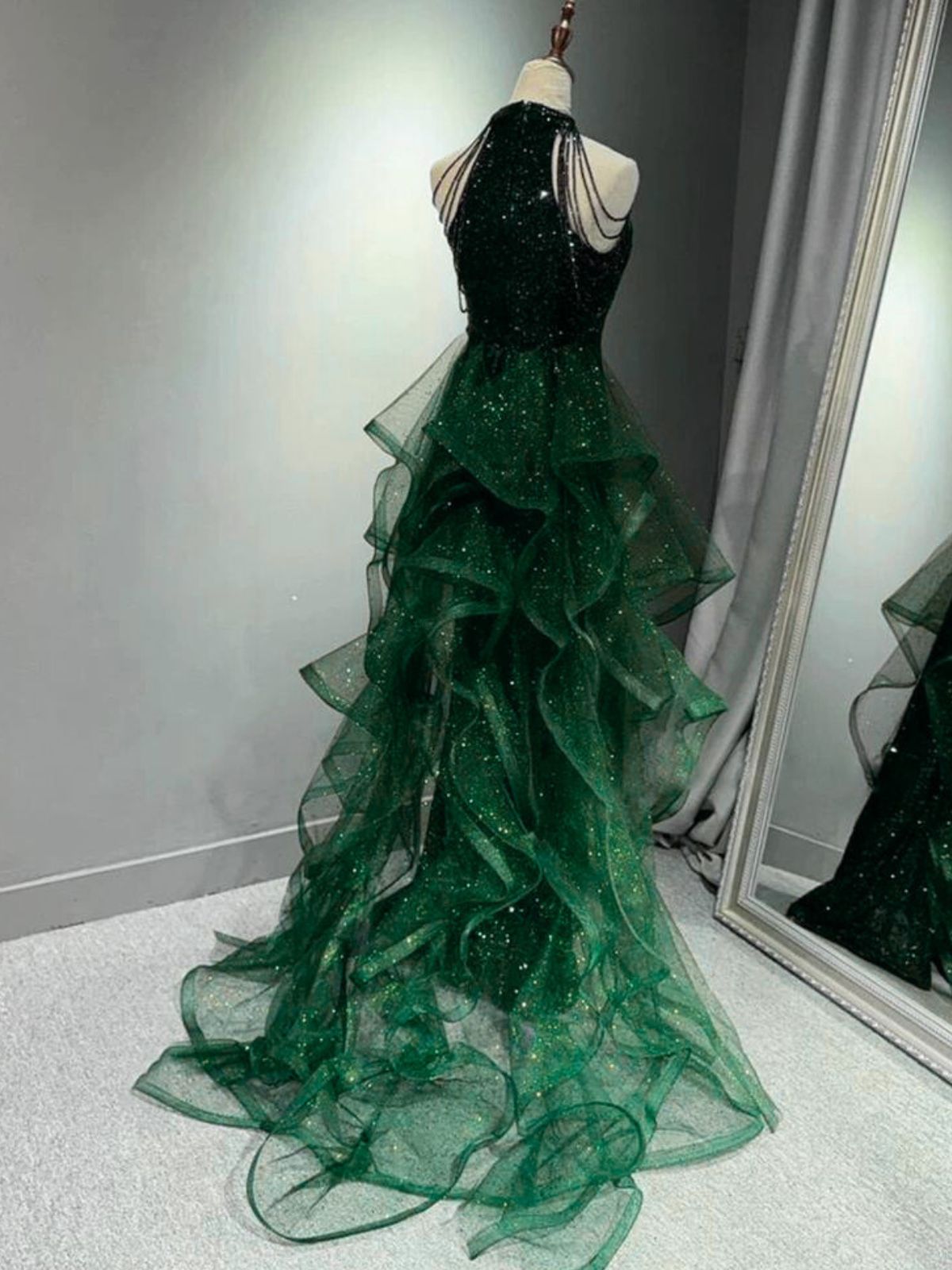Vestido formal largo de tul verde con cuentas y lentejuelas 