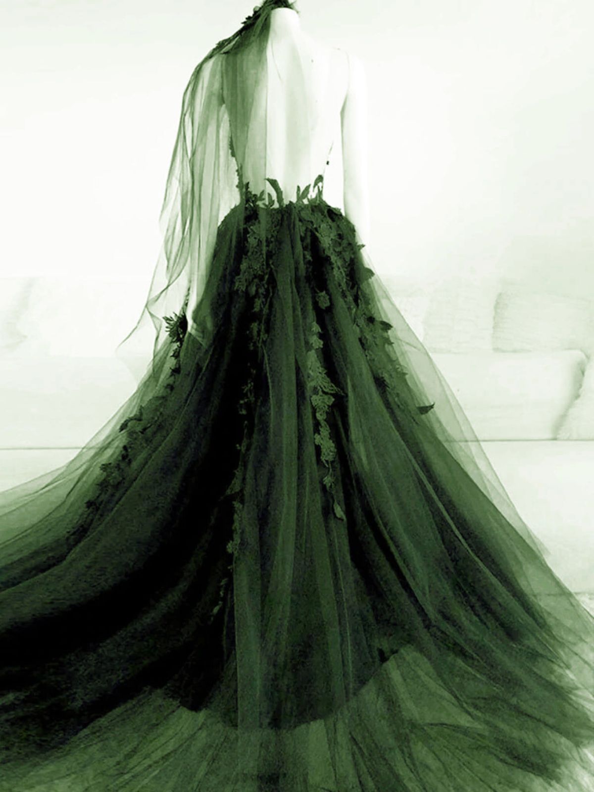 Vestido de fiesta largo de tul verde con corte A y apliques de encaje 