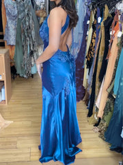 Vestido de fiesta azul de satén con escote en V, espalda baja y encaje 
