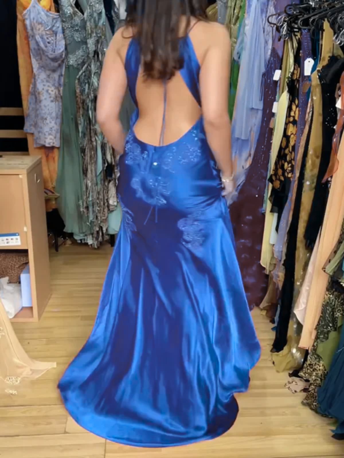 Vestido de fiesta azul de satén con escote en V, espalda baja y encaje 