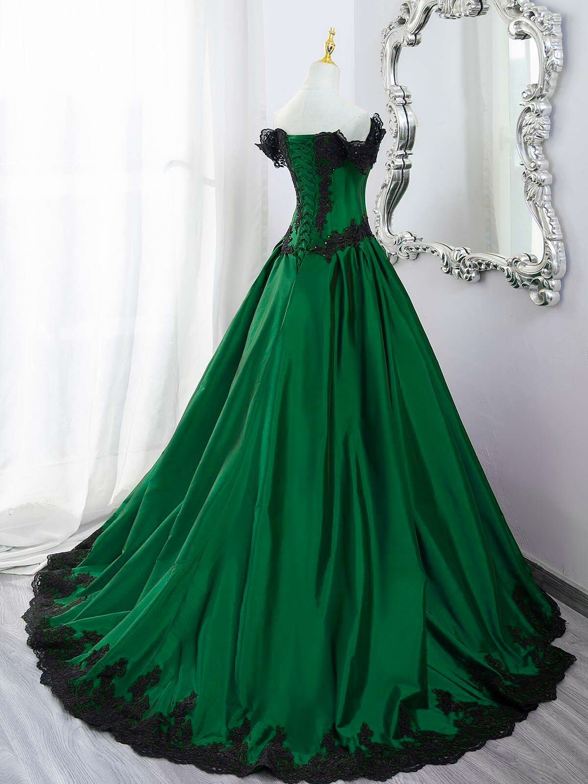 Vestido formal largo de tafetán verde con escote en forma de corazón y cordones 