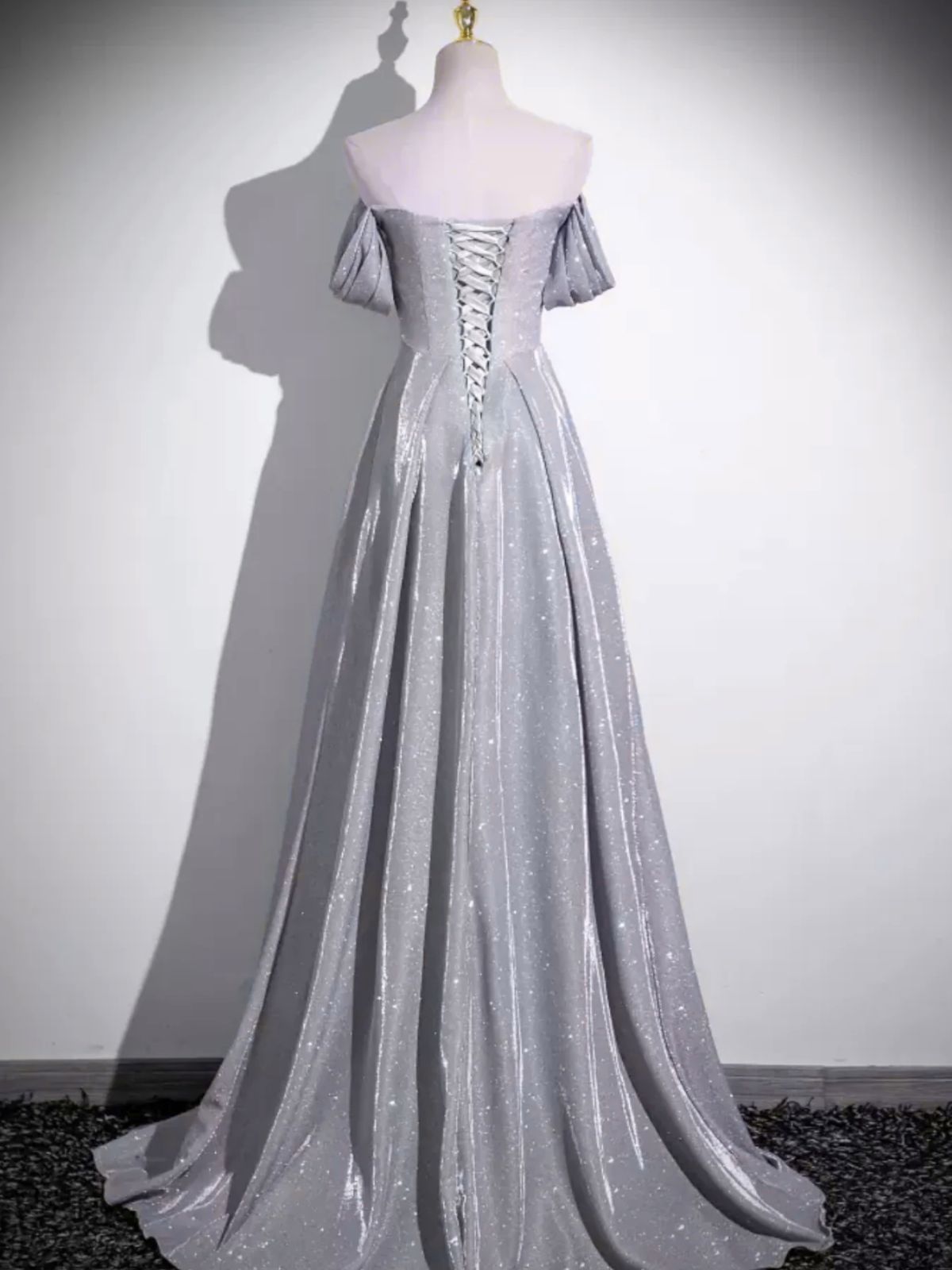 Precioso vestido de fiesta gris plateado con hombros descubiertos y largo hasta el suelo 